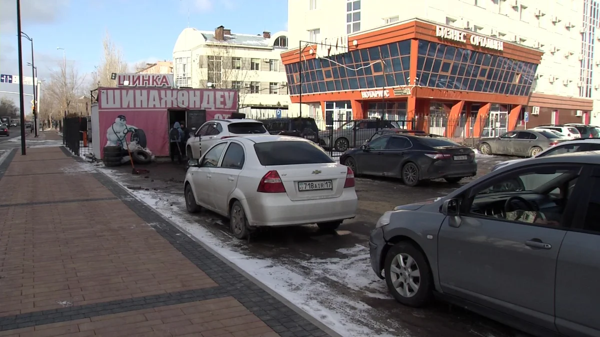 Гололед и очереди на шиномонтажках: как Астана справляется с первым снегопадом