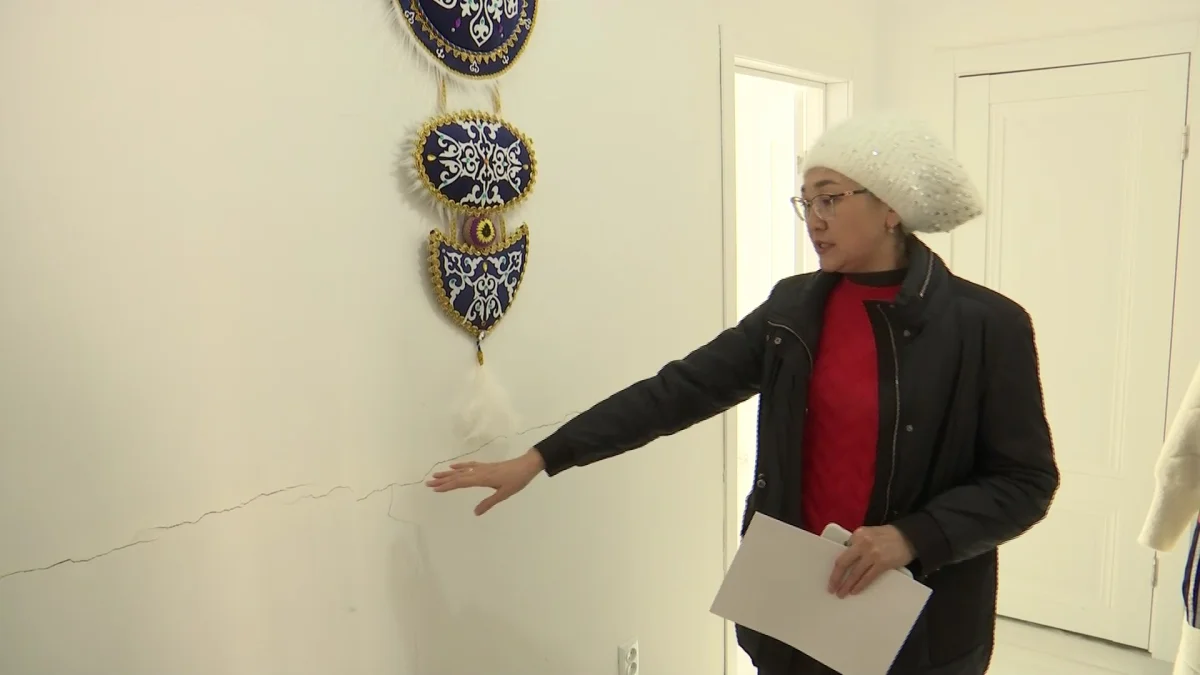 Новостройка в Актобе покрылась трещинами: жильцы бьют тревогу