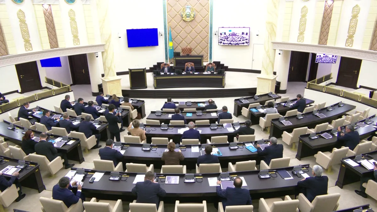 Казахстанским артистам запретят петь под фонограмму