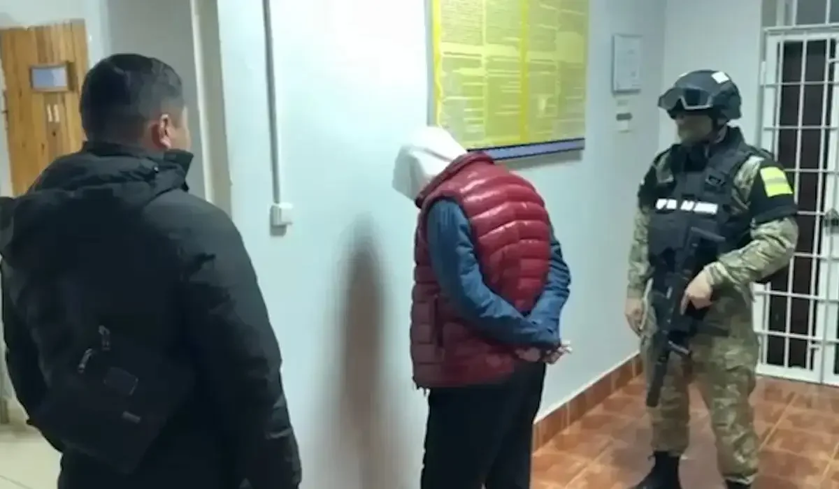 Шымкентте мемлекеттік қызметшіден 10 млн теңге бопсалады деген күдікпен блогер ұсталды