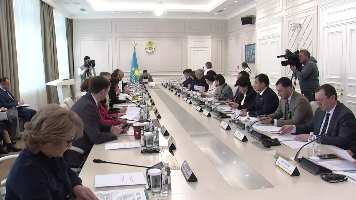 Алматыда Мәжіліс жанындағы Қоғамдық палата отырысында жергілікті мемлекеттік басқару туралы заң жобасы талқыланды
