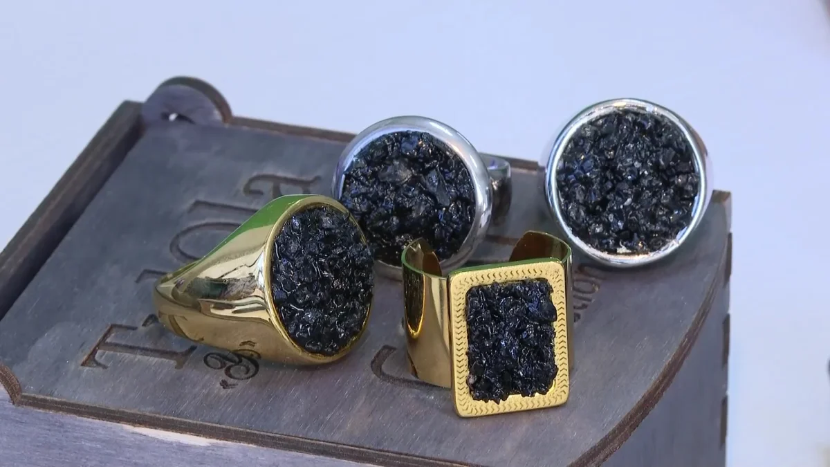 Мастер из Караганды делает украшения из угля