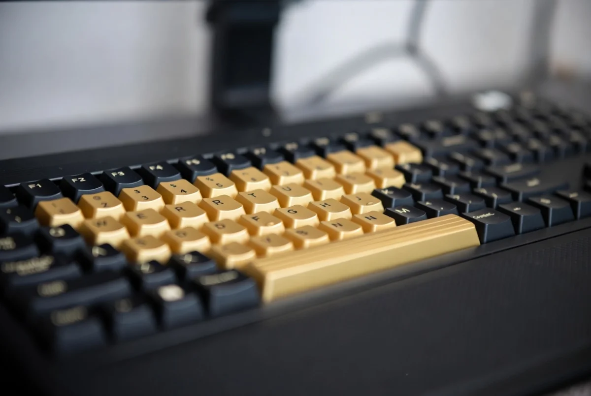 Китайская компания наградила сотрудников золотыми накладками на клавиатуру