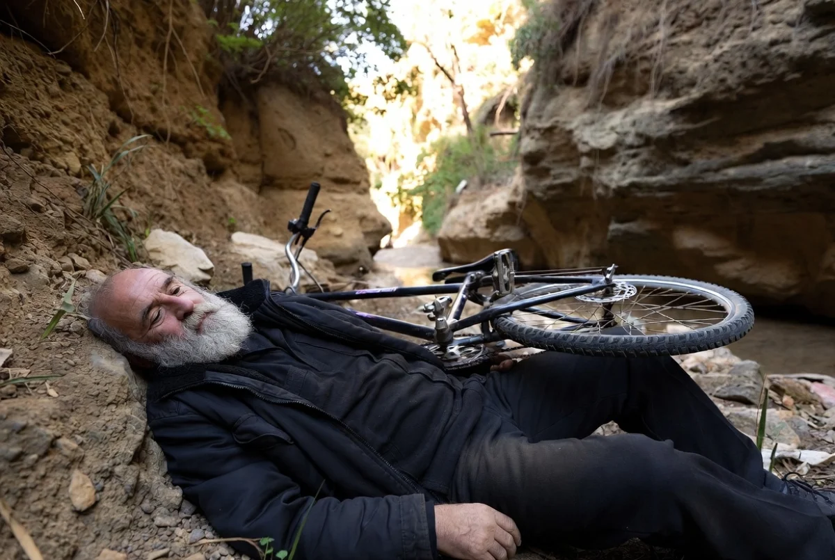 Французский пенсионер выжил три дня в овраге, питаясь покупками и вином