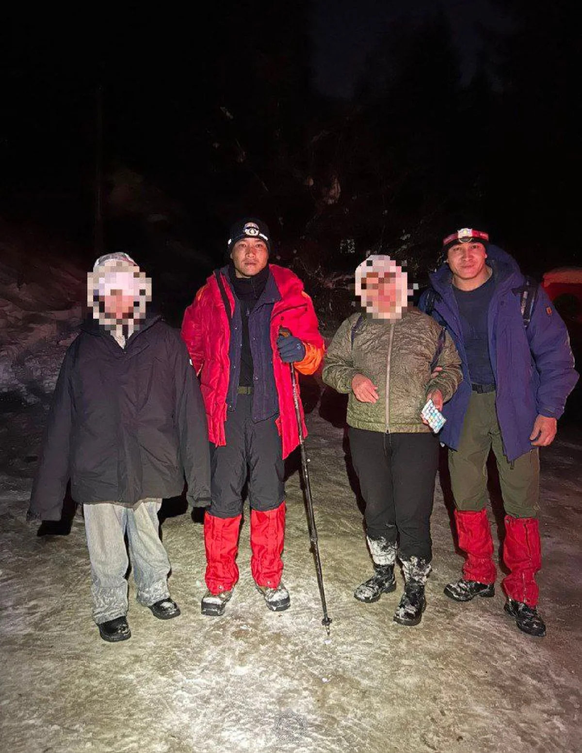 Алматы тауларында құтқарушылар әйел мен баланың төмен түсуіне көмектесті