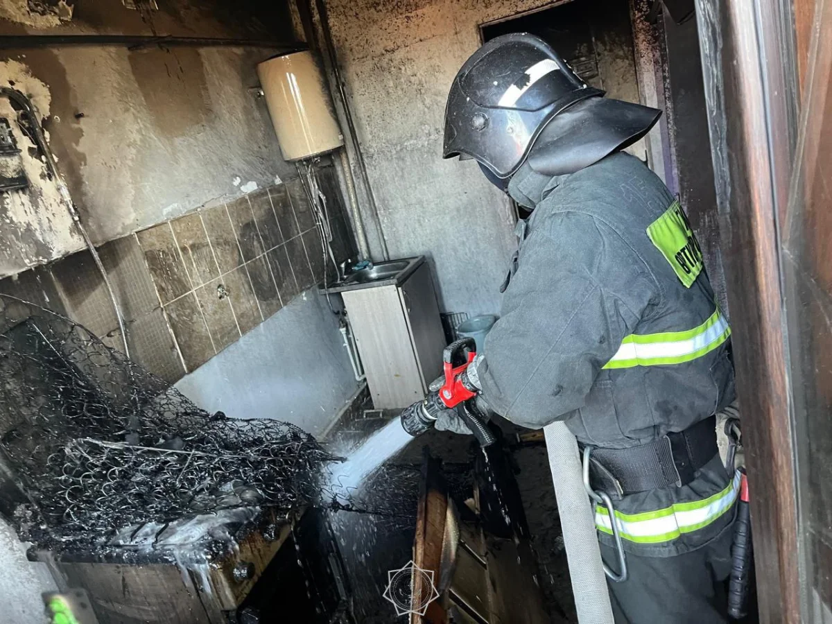 Пожар по повышенному рангу тушат в детском доме Алматы