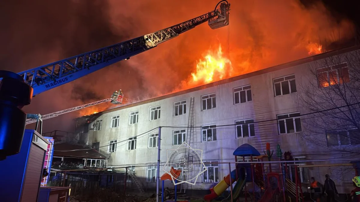 Алматыда балалар үйі ғимараты өртеніп жатыр