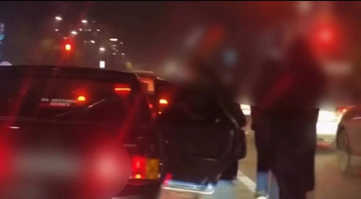 Танцы на проезжей части устроили семейчане (ВИДЕО)