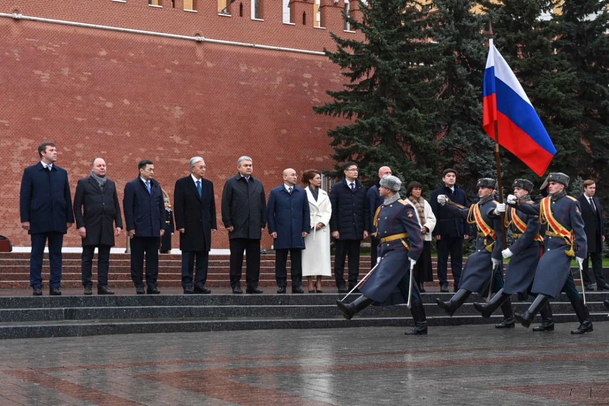 Мемлекет басшысы «Белгісіз жауынгер бейіті» ескерткіш мемориалына гүл шоғын қойды