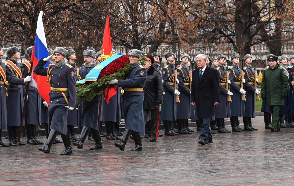 Токаев возложил цветы к «Могиле неизвестного солдата» в Москве