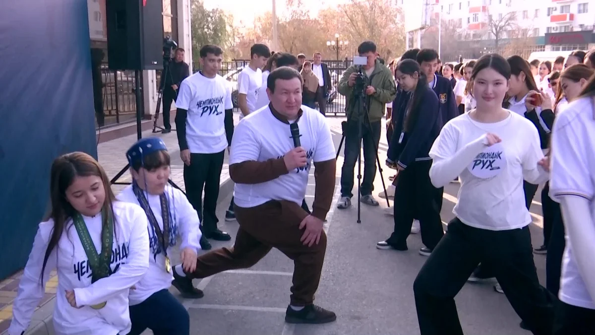 Более ста школьников провели утреннюю зарядку с чемпионами мира в Кызылорде