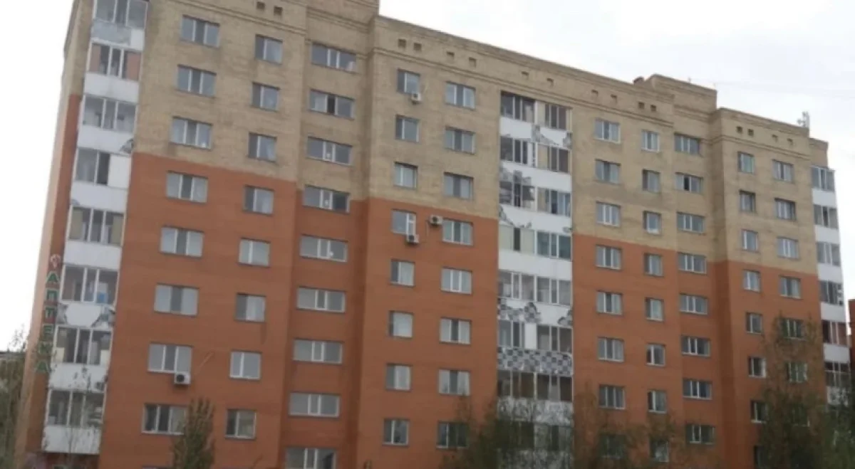 Обрушение облицовки дома в Астане: о состоянии пострадавших рассказали столичные медики