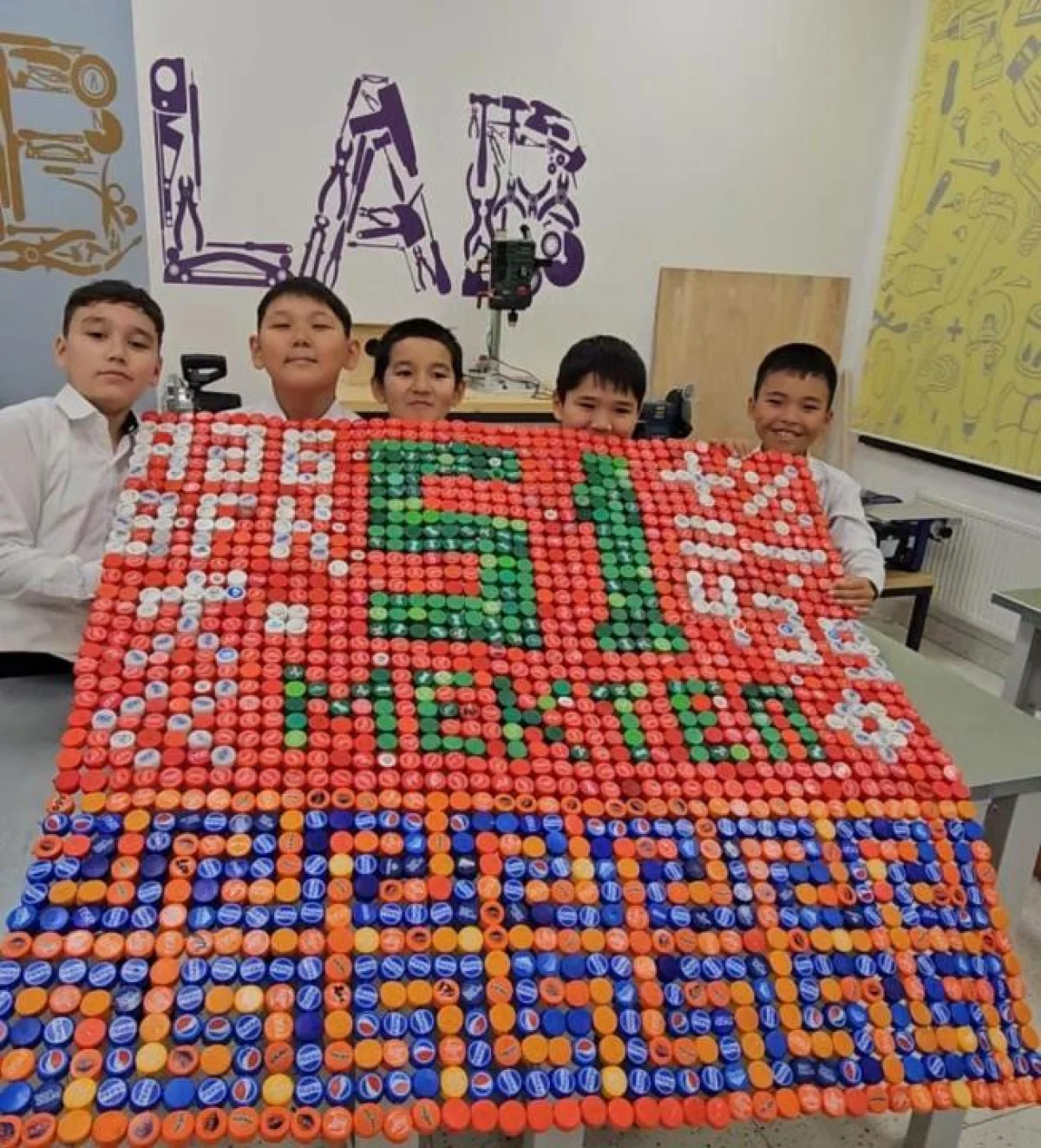 Оқушылар пластик қақпақтардан EcoBox дайындады