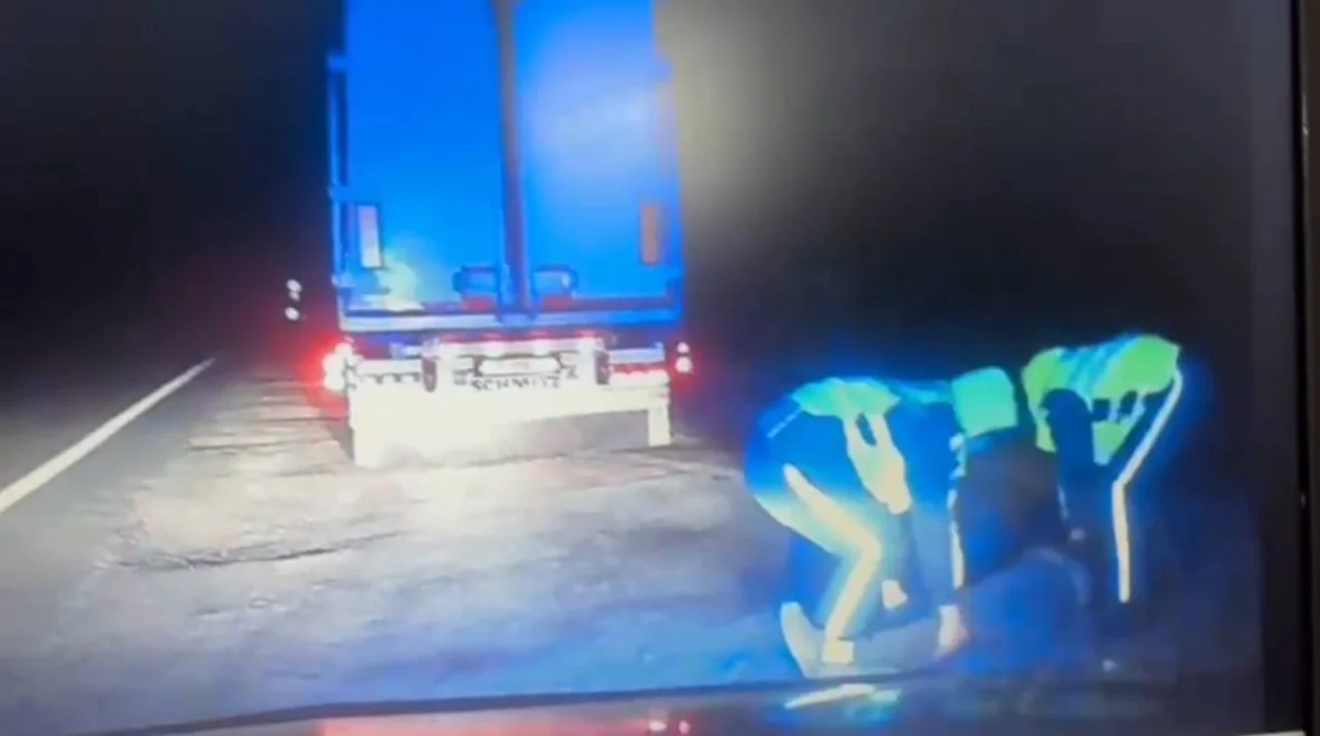 Патрульные спасли дальнобойщика на трассе Семей – Павлодар