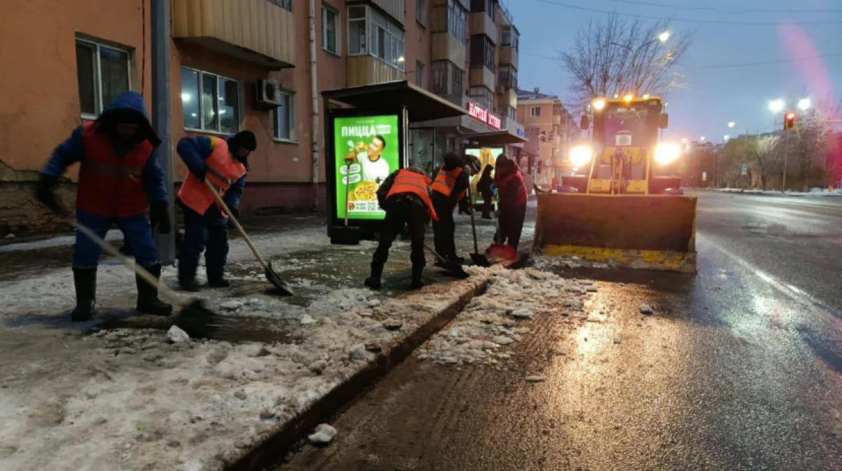 Свыше 370 единиц спецтехники заняты в снегоуборочных работах ночью в Астане