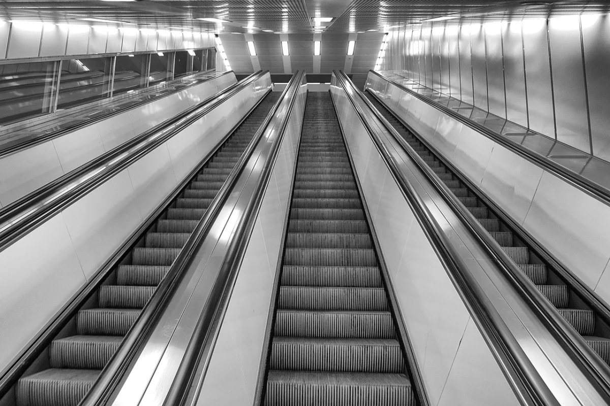 Суд взыскал с аэропорта Актау 2 млн тенге: травма двухлетней девочки признана следствием халатности инспектора