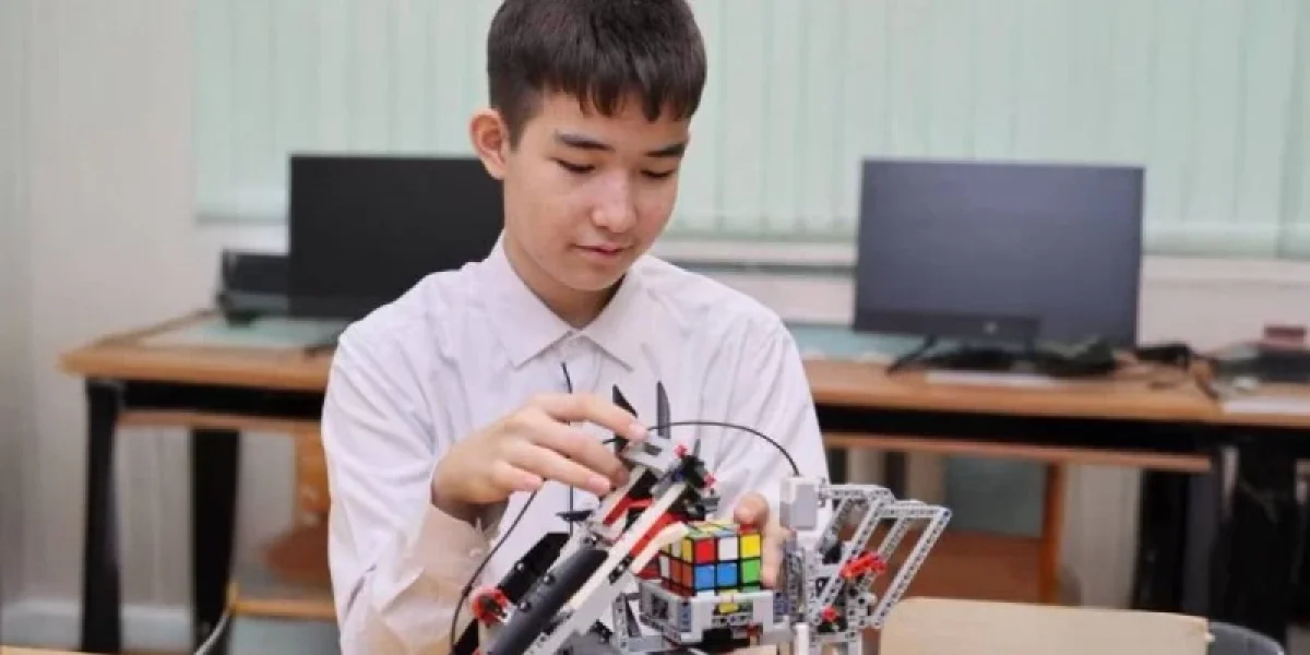 Астаналық оқушы бір минутта кубик рубик жинайтын ақылды робот жасап шығарды