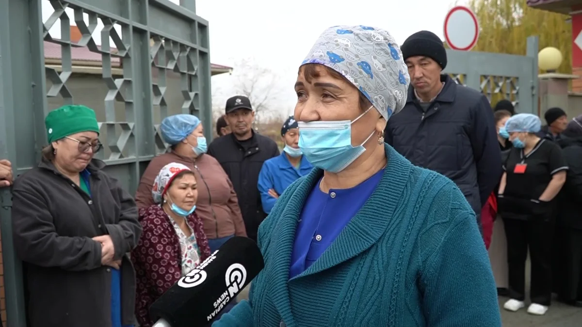 Атырау облыстық инфекциялық аурухана қызметкерлері жалақы мен еңбек демалысы төлемінің азайып кеткеніне наразы