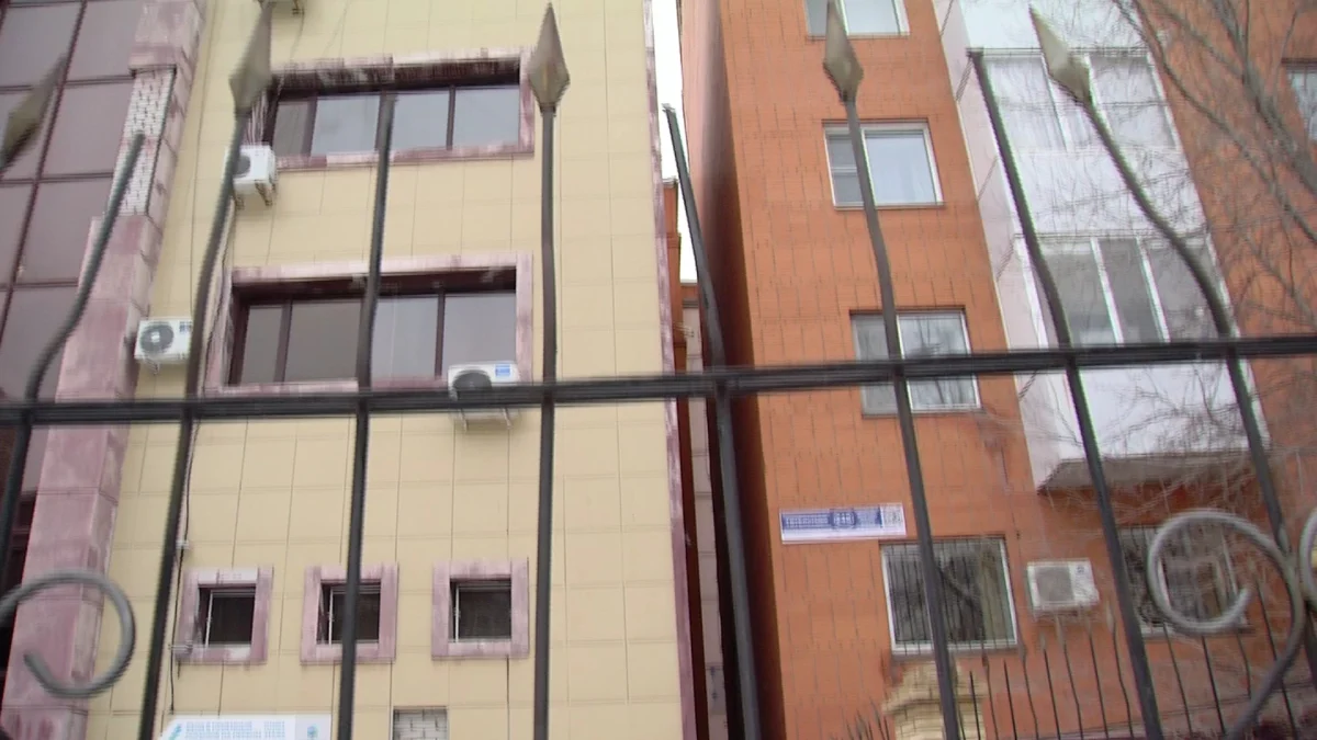 Скончалась фельдшер скорой помощи, пострадавшая при обвале фасада дома в Астане