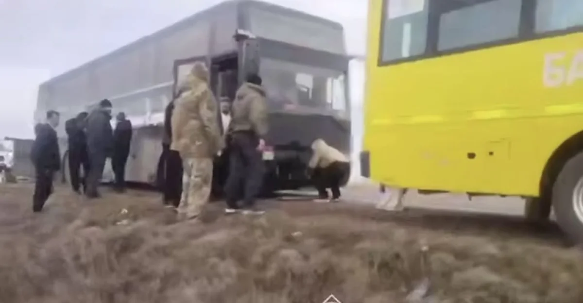 Беременную женщину, детей и еще десятки иностранцев эвакуировали с костанайской трассы