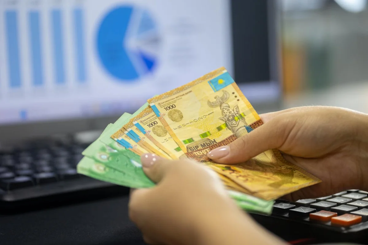 Тенге продолжает укрепляться на фоне стабильной ситуации на валютном рынке