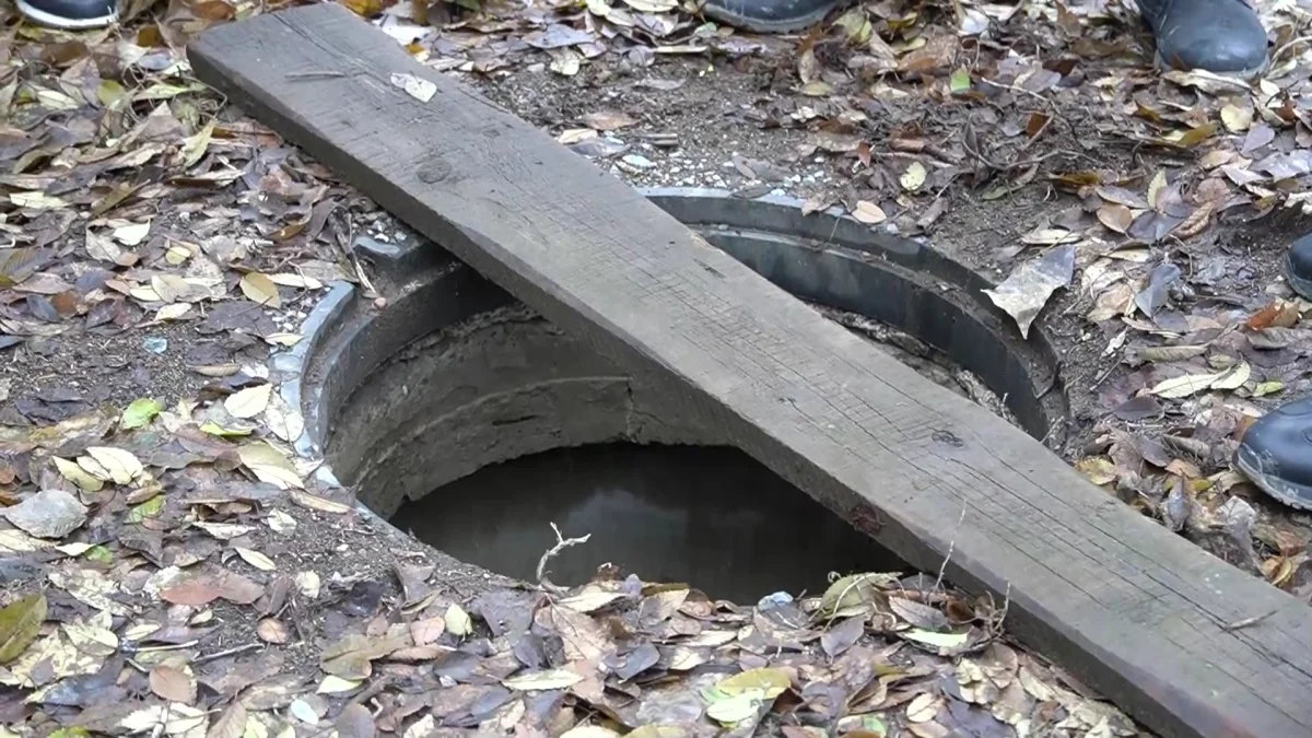 Орал қаласының қақ ортасында қақпағы жоқ люктер көбейген