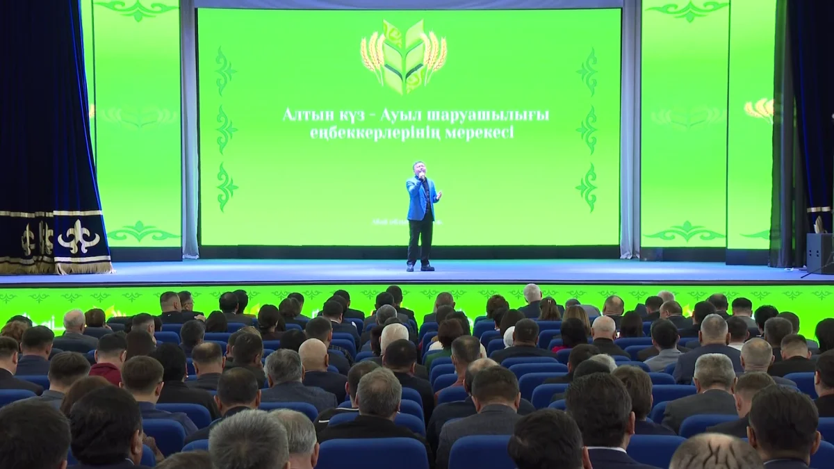 В этом году впервые передовикам сельского хозяйства области Абай вручили ключи от 10 автомобилей