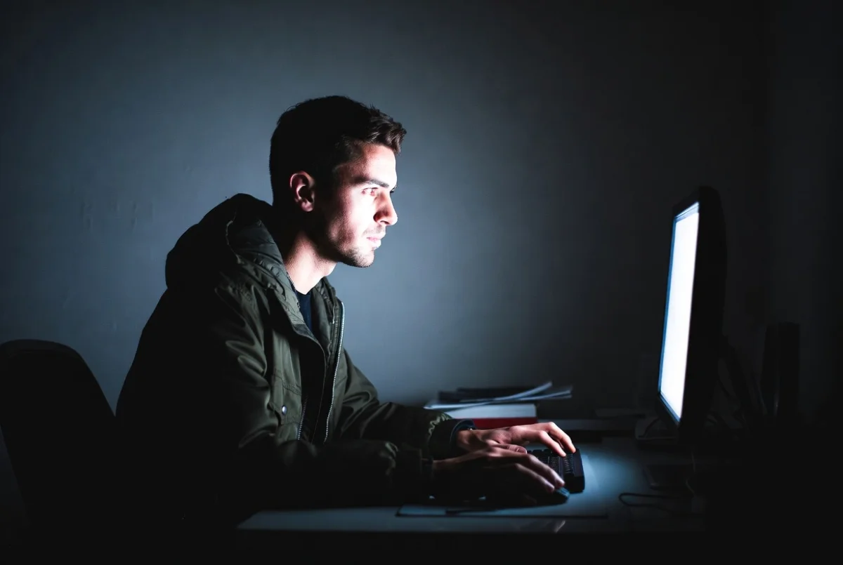 Один компьютер на весь город: жители Жанаозена ночуют у ЦОНа ради экзамена