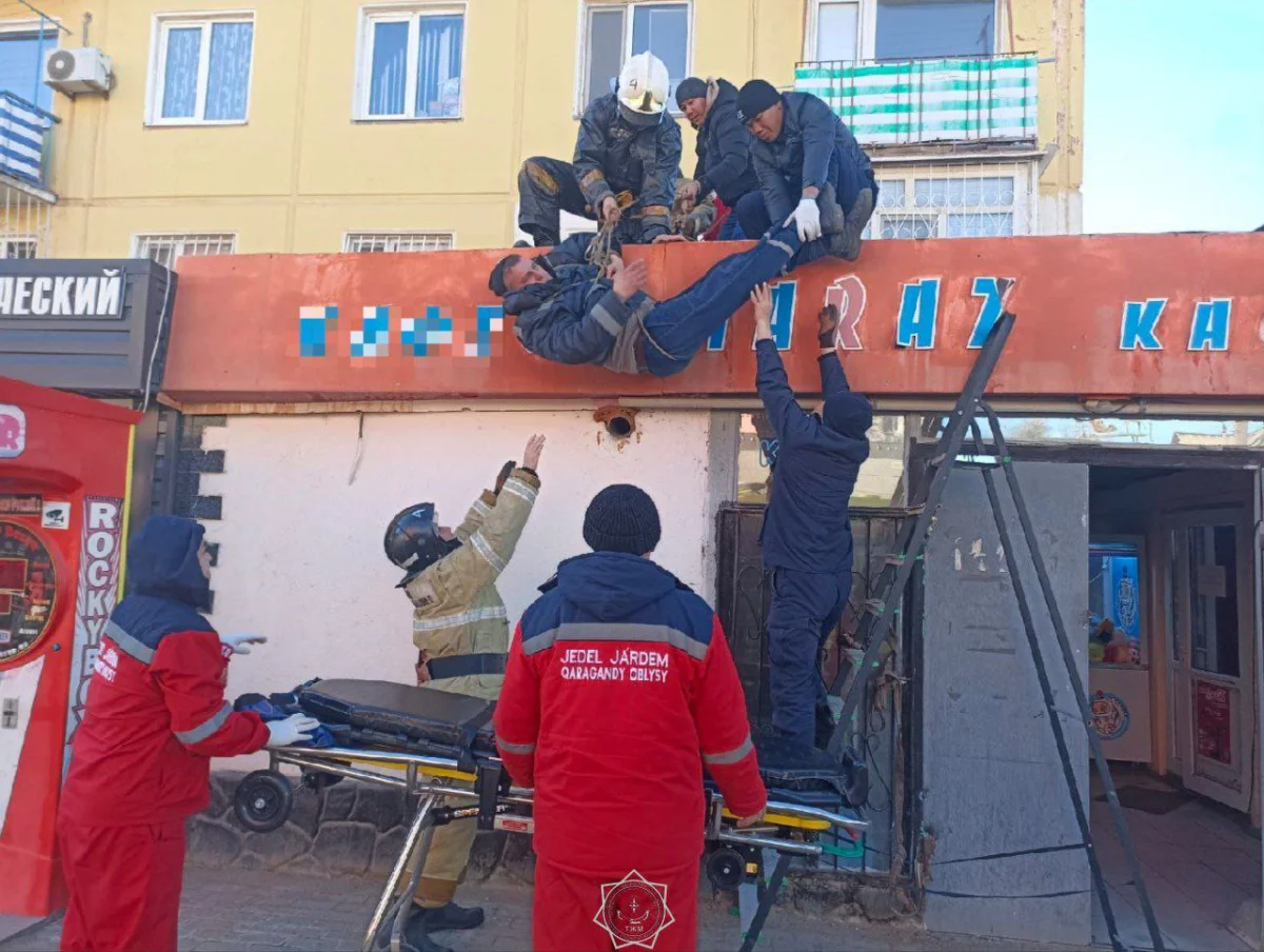Спасатели МЧС эвакуировали мужчину с крыши магазина в Балхаше