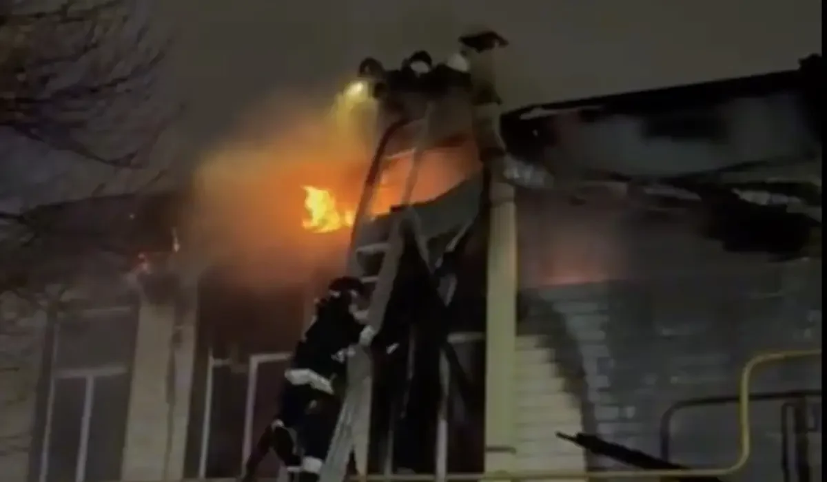 Оралда екіқабатты ағаш үйден қою қара түтін шықты