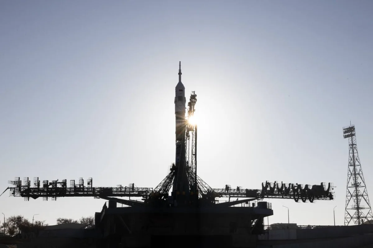 Ракету с пилотируемым кораблём готовят к старту на Байконуре