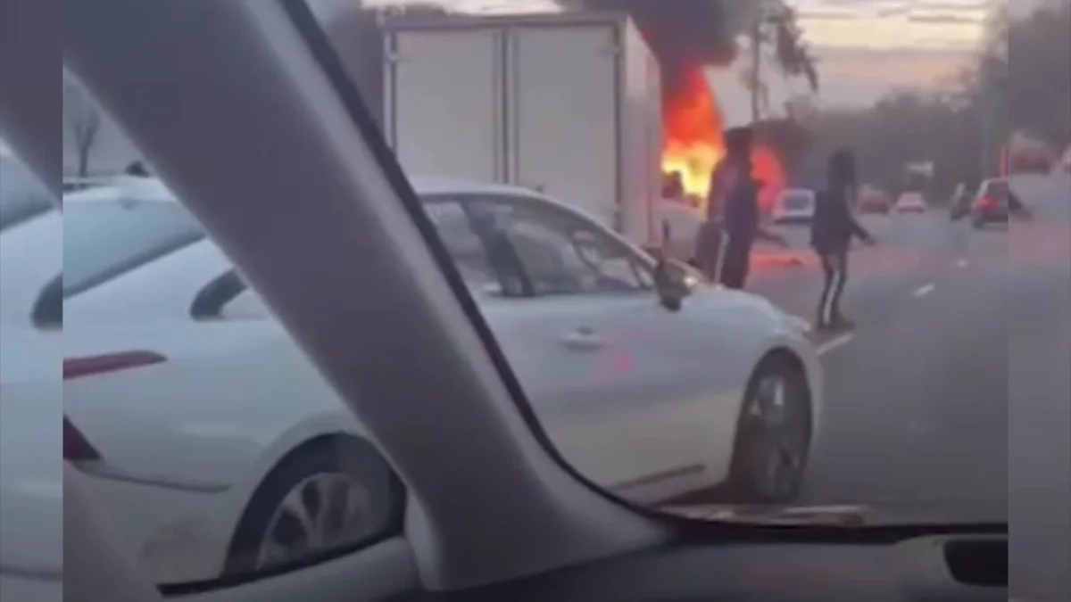 Алматыда үш көлік соқтығысып, біреуі өртеніп кетті