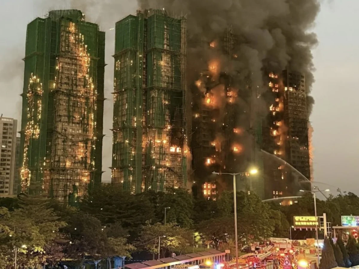 44 человека погибли в страшном пожаре в небоскребе Гонконга