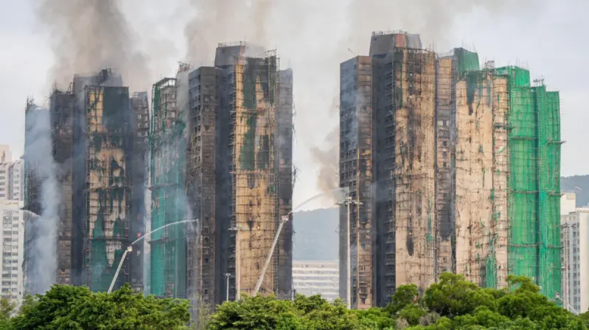 Три человека задержаны по делу о жутком пожаре в Гонконге