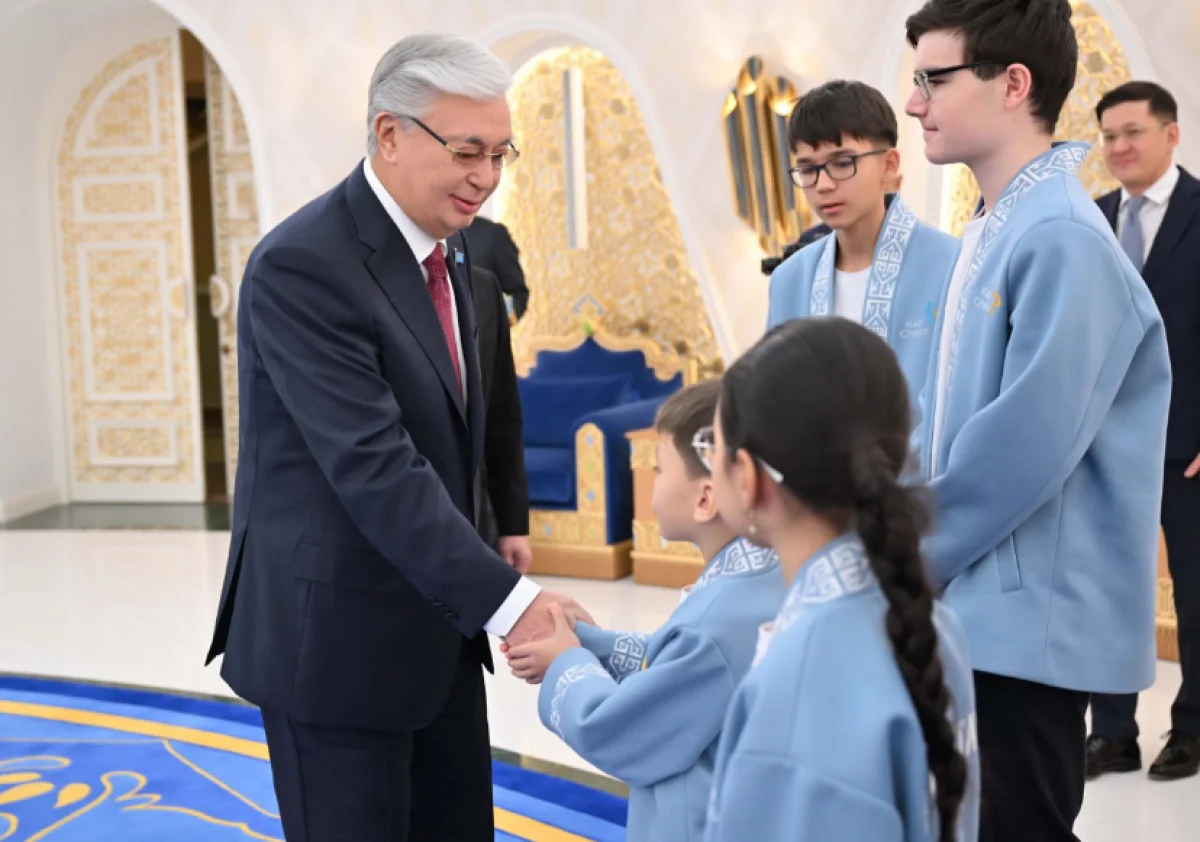 Глава государства поздравил юных гроссмейстеров с мировыми победами