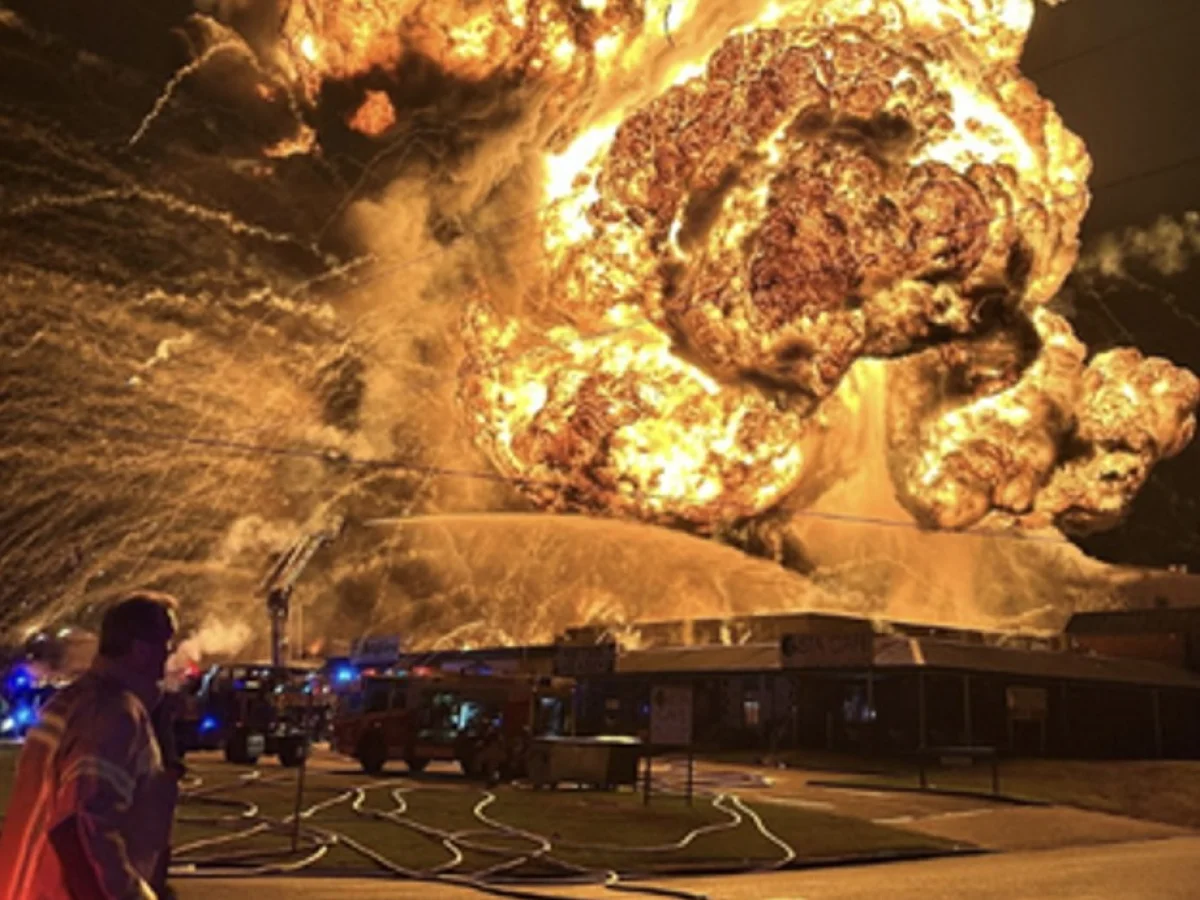 Мощный взрыв прогремел на мусороперерабатывающем заводе в Австралии