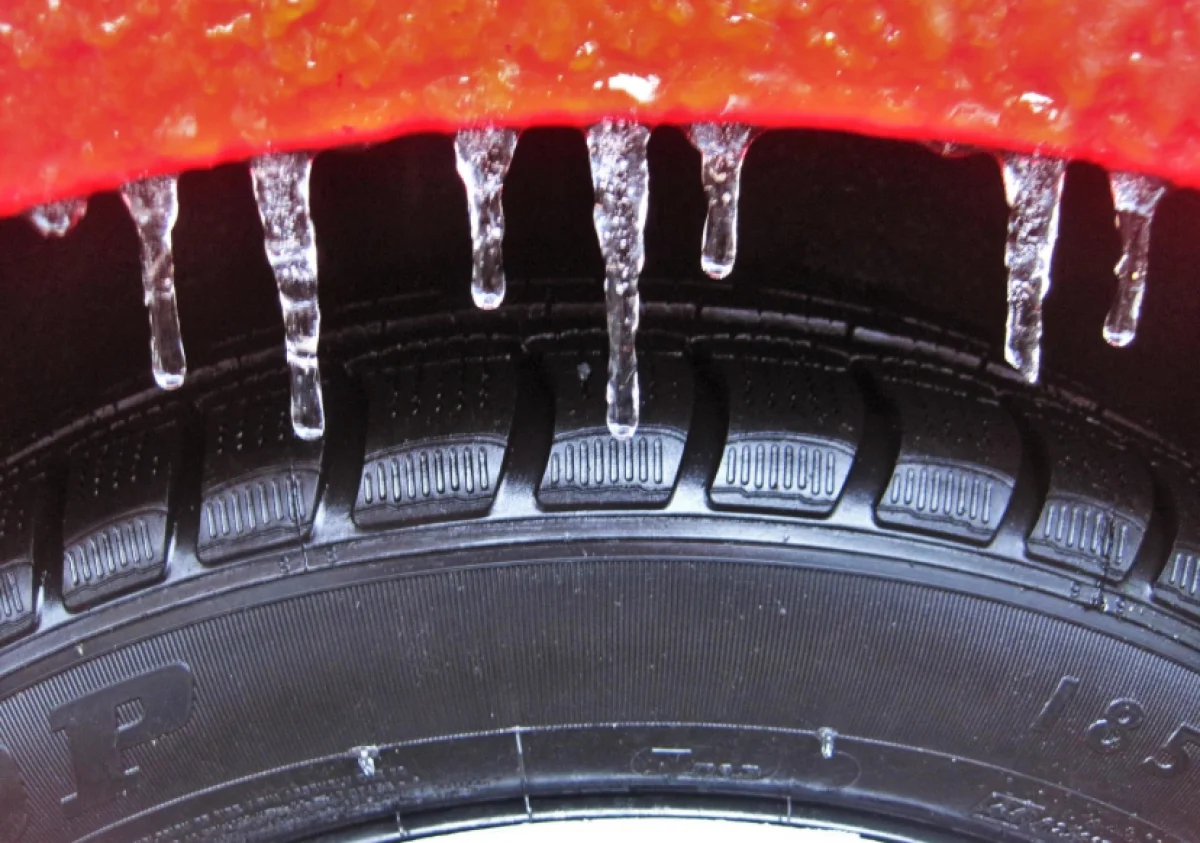 Снег с дождем и скользкие трассы: водителей просят быть осторожными 1 декабря