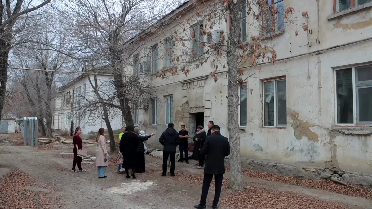 Атырау қаласының қақ ортасындағы екі қабатты үй тұрғындары үреймен өмір сүріп жатыр