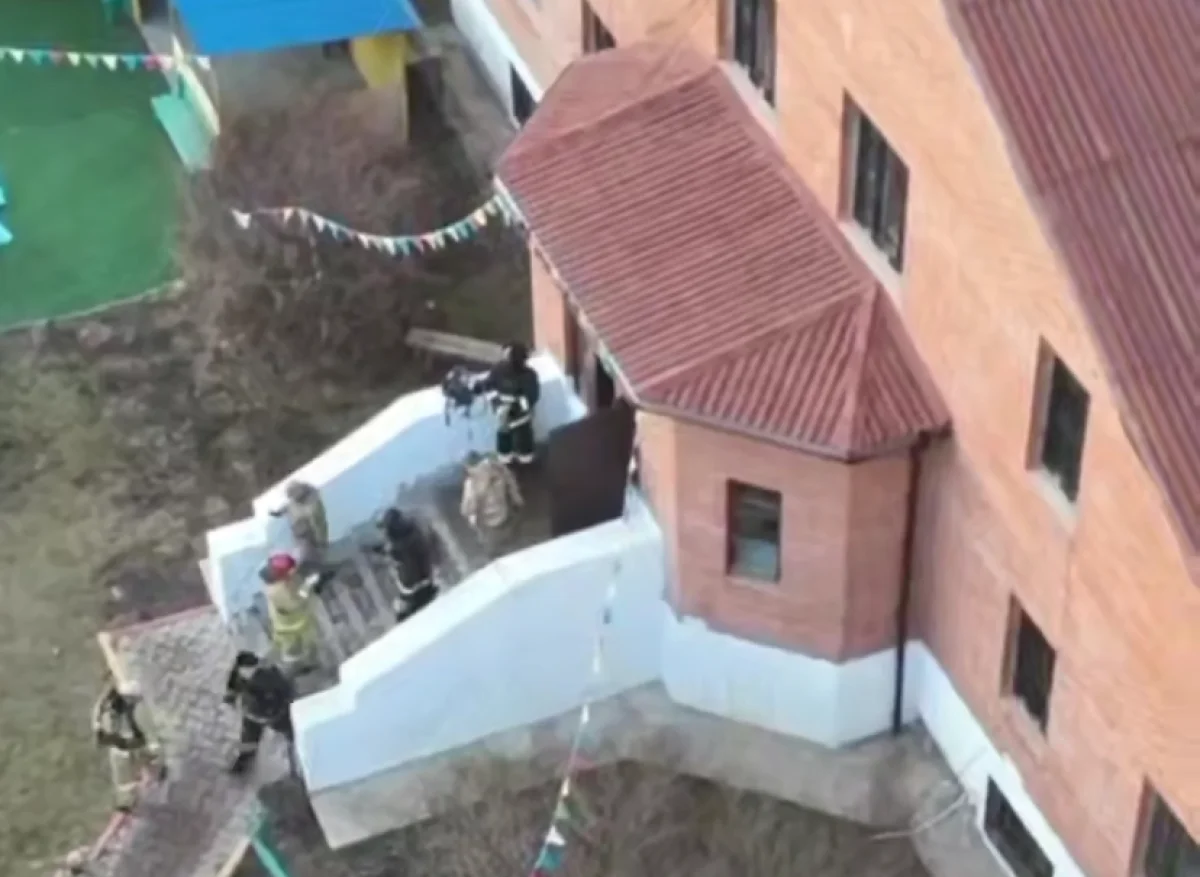 В Кокшетау спасатели эвакуировали 49 человек из-за задымления в детском саду