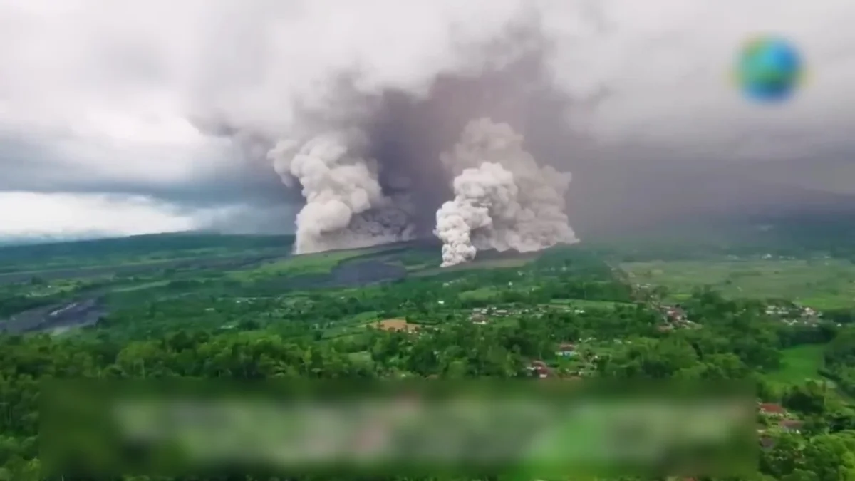 На фоне наводнений в Индонезии пробудился вулкан