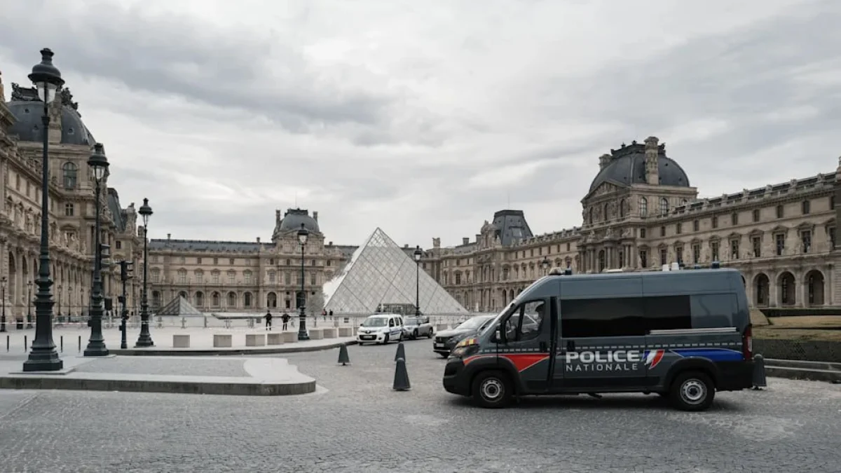 Арестованы все четверо подозреваемых в дерзком ограблении Лувра