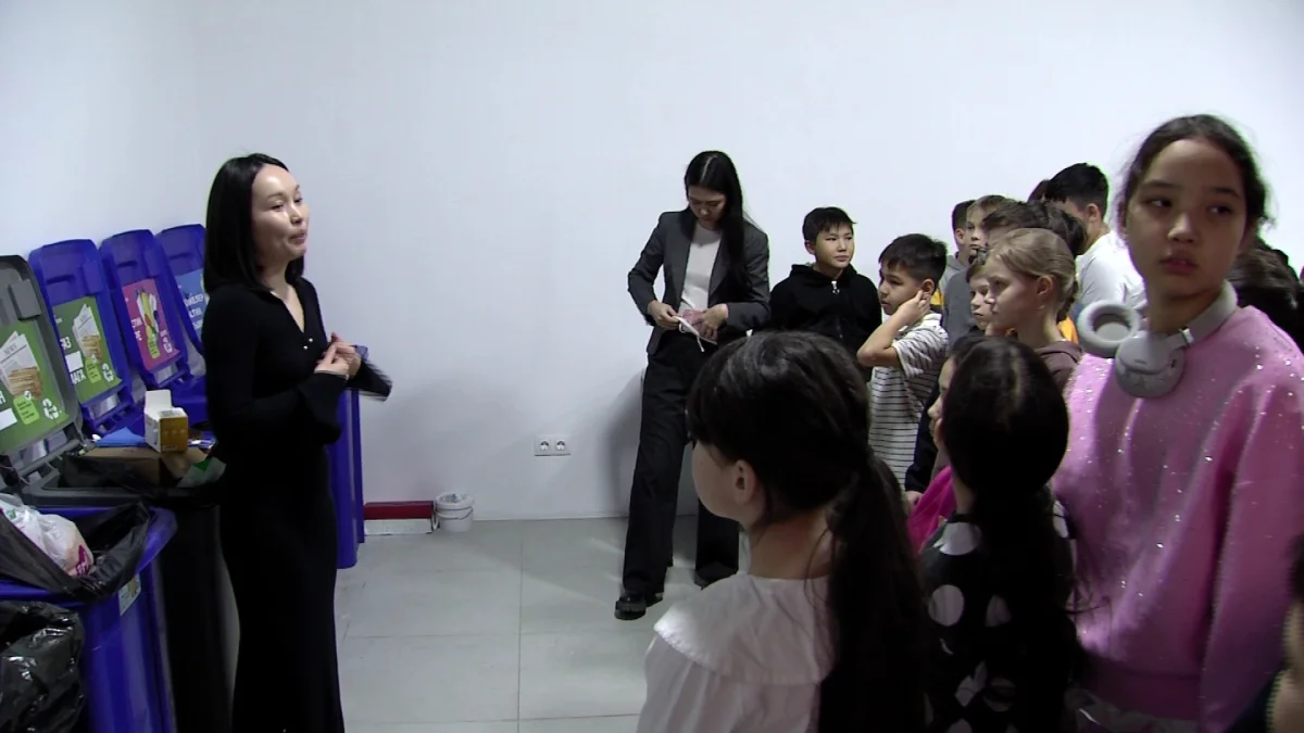 Школьники знакомятся с переработкой в новом эко-хабе Астаны