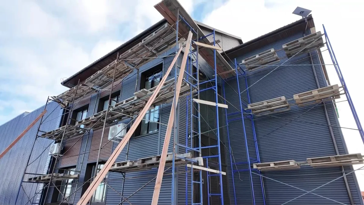 Қызылжарда интернет желілерін тартып жатқан екі жұмысшы биіктіктен құлады