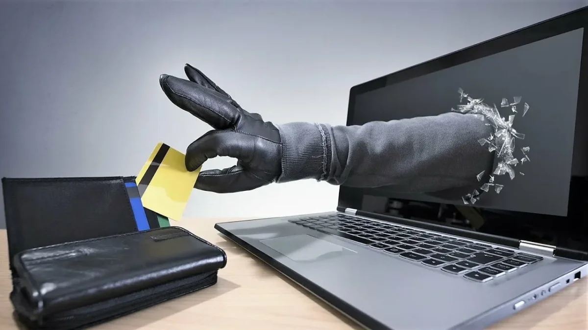 SMS от службы доставки, ОСИ и банков: Генпрокуратура предупреждает о новой схеме мошенников