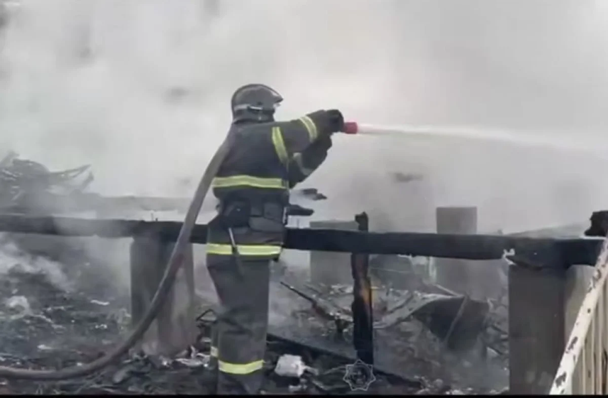 Крупный пожар в Алматы: уничтожены здания и автомобили