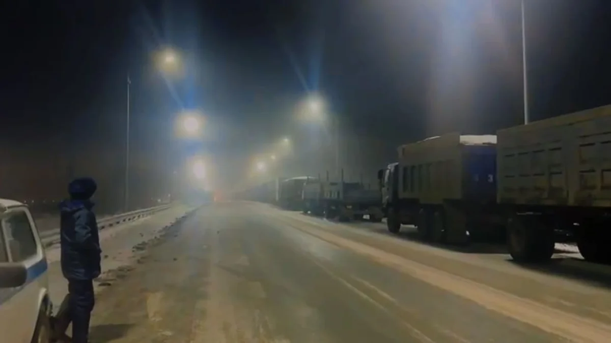 На трассах области Абай из-за непогоды застряли около 300 человек