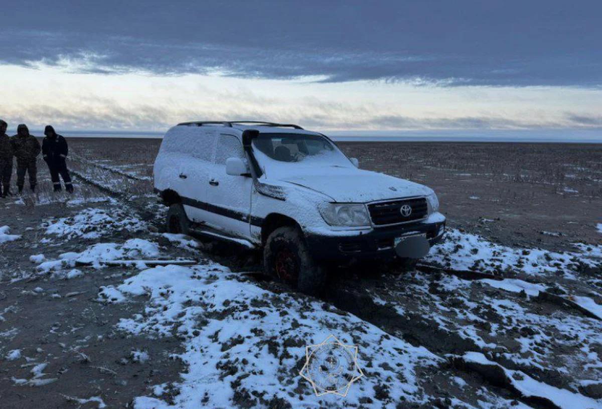 Авто увязло в грязи в 250 км от Кулсары — людей эвакуировали спасатели