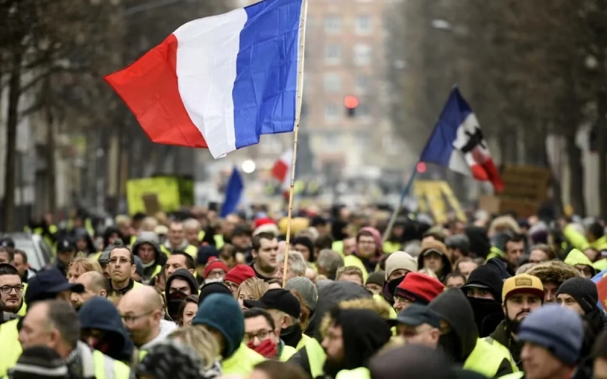 Франциядағы ереуілдер 26 компанияның жұмысын тоқтатты