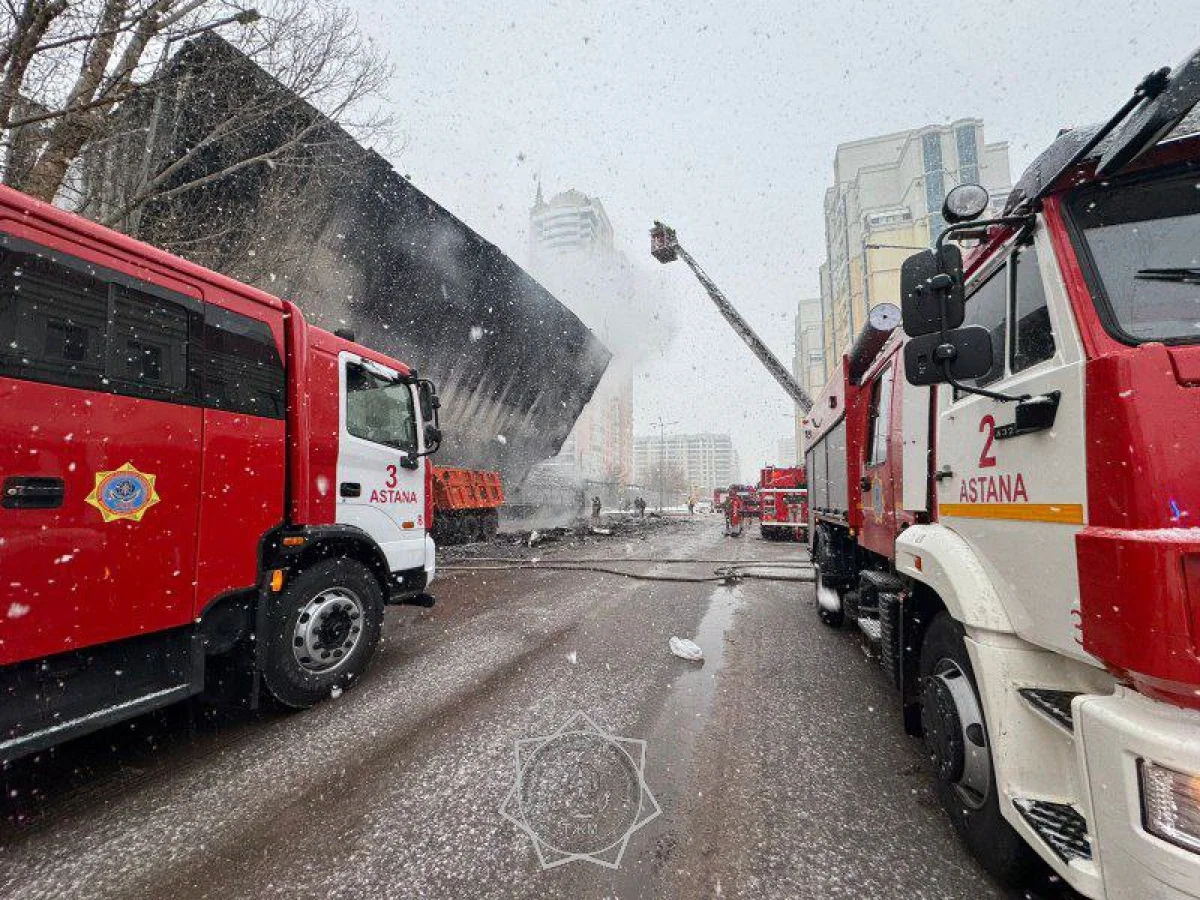 Железо нагрелось до красна: в Астане вспыхнуло кафе, огонь задел грузовик (ВИДЕО)