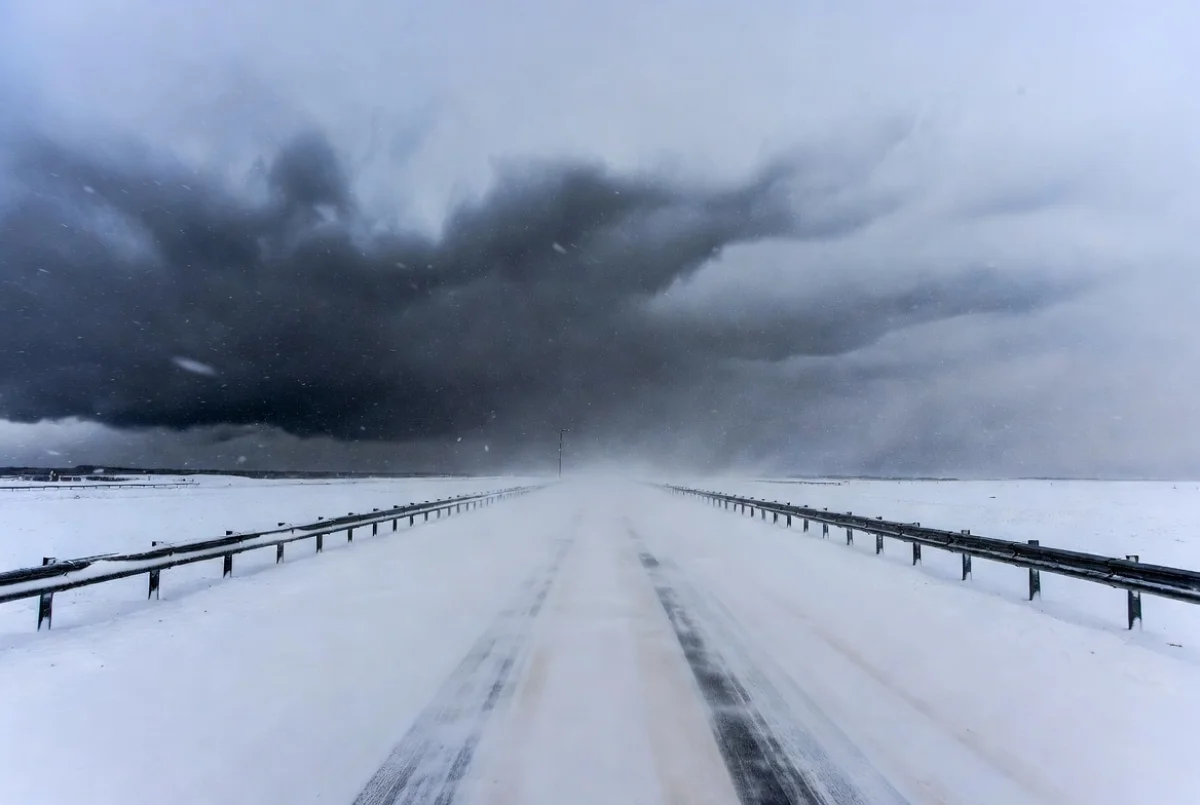 Непогода парализовала трассы: на двух республиканских дорогах ограничено движение